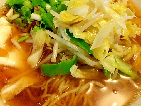 野菜炒めのっけラーメン